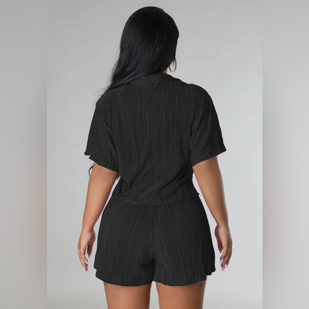 New Women’s Pleated 2 piece Short Set - Picture 2 of 4